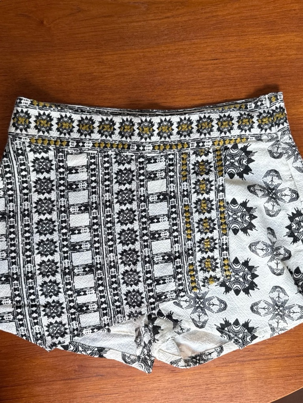 Free People Printed Black & White Women's Shorts with Gold Accent Size 2